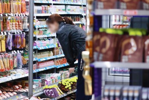 편의점에서 고객이 상품을 둘러보는 모습. [출처=연합]