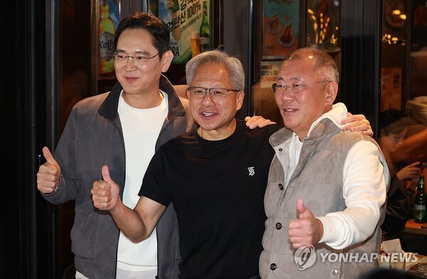 젠슨 황 엔비디아 최고경영자가 30일 서울 삼성동 한 치킨집에서 진행된 이재용 삼성전자 회장, 정의선 현대차그룹 회장과 회동을 마친 후 기념촬영을 하고 있다. [출처=연합뉴스]