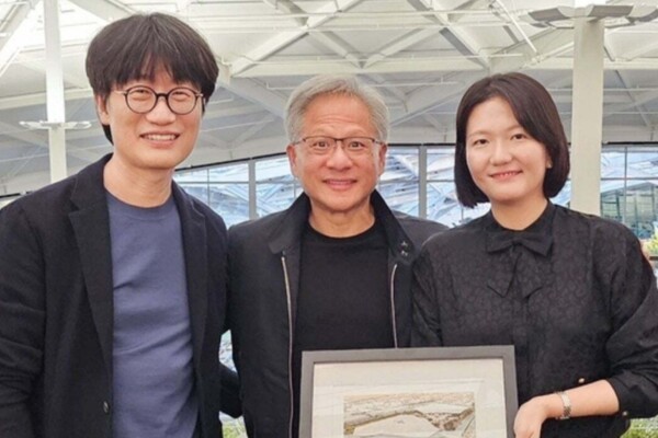 (왼쪽부터) 이해진 네이버 의장, 젠슨 황 엔비디아 최고경영자(CEO), 최수연 네이버 대표이사가 지난해 6월 미국 엔비디아 본사에서 미팅을 마치고 기념 사진을 촬영하는 모습. [네이버 인스타그램 갈무리]