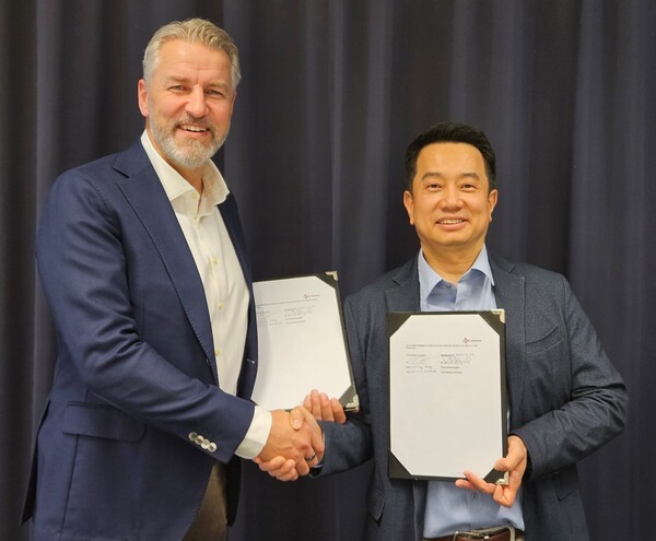 파트너십 체결식에서 기념사진 촬영을 하고있는 정혁성 CJ제일제당 BMS본부장(오른쪽)과 프레드릭 베리에고르 BIQ머티리얼즈 회장. [출처=CJ제일제당]