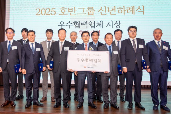 호반건설이 지난 1월 개최한 '우수 협력업체 시상식'에서 40개 우수 협력사에 감사패와 상금을 전달했다. (앞줄 왼쪽 네번째)김선규 호반그룹 회장.[출처=호반건설]