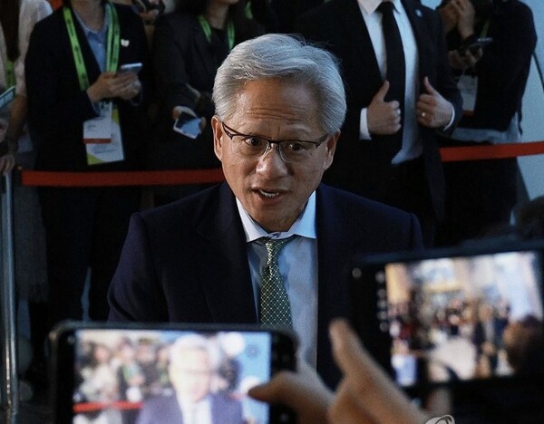 젠슨 황 엔비디아 최고경영자가 31일 경북 경주 예술의전당 원화홀에서 열린 2025년 아시아태평양경제협의체(APEC) 경주 엔비디아 기자간담회에서 입장 전 취재진 질문에 답하고 있다. [출처=연합]