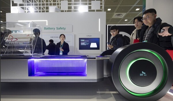 지난 3월 서울 강남구 소재 코엑스에서 열린 인터배터리 2025의 SK온 부스에 액침 냉각 등이 적용된 전기차 하부 모형이 전시돼 있다. [출처=연합뉴스]