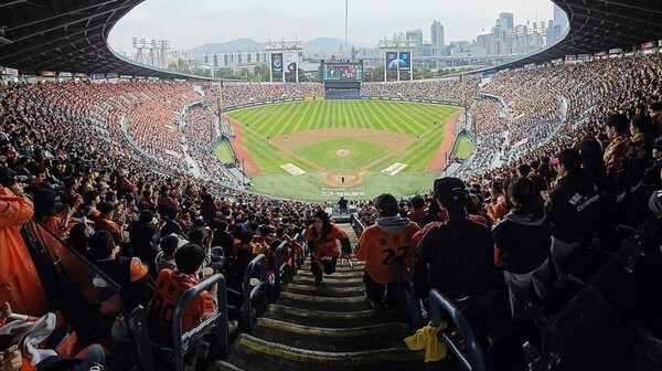 지난달 26일 서울 잠실야구장에서 열린 2025 프로야구 KBO리그 포스트시즌 한국시리즈 1차전 LG트윈스와 한화이글스의 경기에서 관중들이 응원전을 펼치고 있다. [출처=연합뉴스]