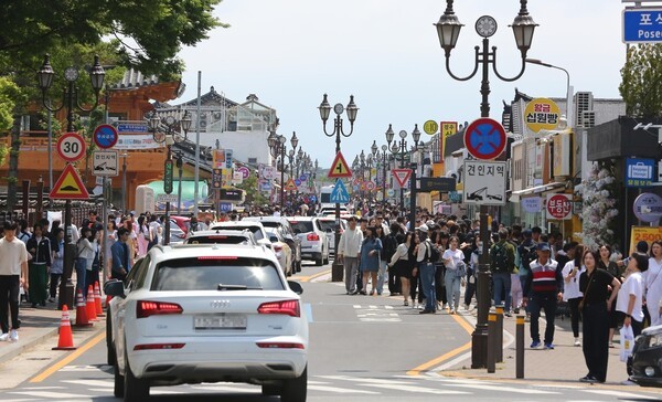 최근 낮 기온이 19도까지 오른 포근한 가을 날씨 속에 경주의 대표 관광 명소인 황리단길에는 국내외 관광객들의 발길이 끊이지 않았다. [출처=연합뉴스]