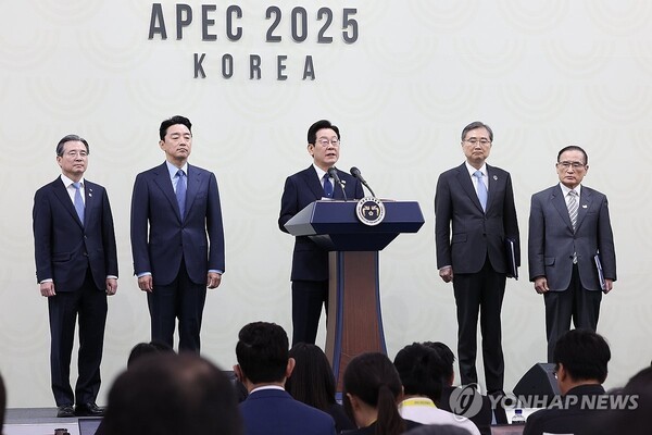 이재명 대통령을 비롯한 APEC 참가국 정상들은 1일 경북 경주 화백컨벤션센터에서 열린 리트리트 회의에서 'APEC 정상 경주선언'을 채택했다. 경주선언은 올해 APEC의 3대 중점과제인 '연결·혁신·번영'을 기본 틀로 무역·투자, 디지털·혁신, 포용적 성장 등 핵심 현안을 포괄적으로 다뤘다.[출처=연합]
