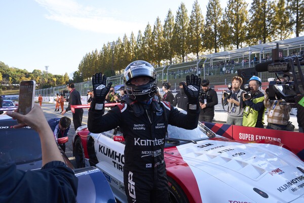 1일 용인 스피드웨이에서 열린 '슈퍼레이스 8라운드 6000클래스'에서 우승을 차지한 서한GP의 정의철이 우승 세리머니를 하고 있다. [출처=슈퍼레이스]