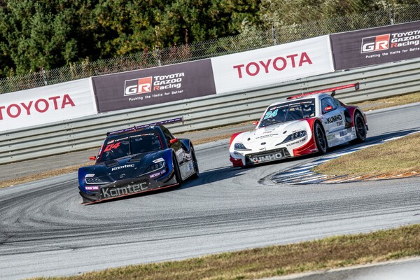 서한GP의 정의철이 금호SLM의 이창욱을 추월하고 있다.[출처=슈퍼레이스]