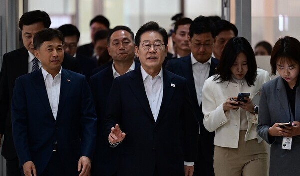 지난 4월 당시 더불어민주당 이재명 대선 후보가 경기도 이천시 SK하이닉스 이천캠퍼스에서 열린 AI 메모리반도체 기업간담회에 참석하고 있다. [출처=연합]