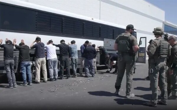 미국 이민 단속 당국이 지난 9월4일 조지아주 현대차그룹-엘지(LG)에너지솔루션의 합작 배터리 공장 건설 현장에서 벌인 불법체류·고용 단속 현장 영상을 누리집을 통해 공개했다. 미국 이민세관단속국(ICE) 누리집 영상 갈무리. [출처=연합뉴스]