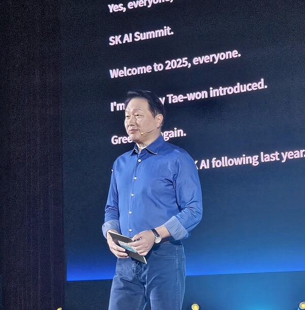 최태원 SK그룹 회장이 3일 서울 코엑스에서 개최된 'SK AI 서밋'에서 키노트 발표를 하고 있다. [출처=진운용 기자]