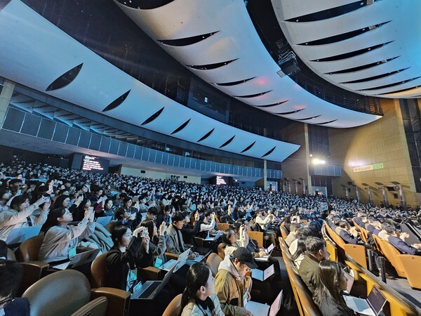 수많은 사람들이 코엑스에 참석해 'SK AI 서밋'의 키노트를 듣고 있다. [출처=진운용 기자]