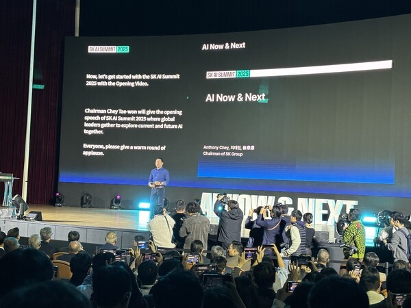 최태원 SK그룹 회장이 3일 서울 강남구 코엑스에서 열린 ‘SK AI Summit(서밋) 2025’에서 ‘AI Now & Next’를 주제로 기조연설을 하고 있다. [출처=EBN]