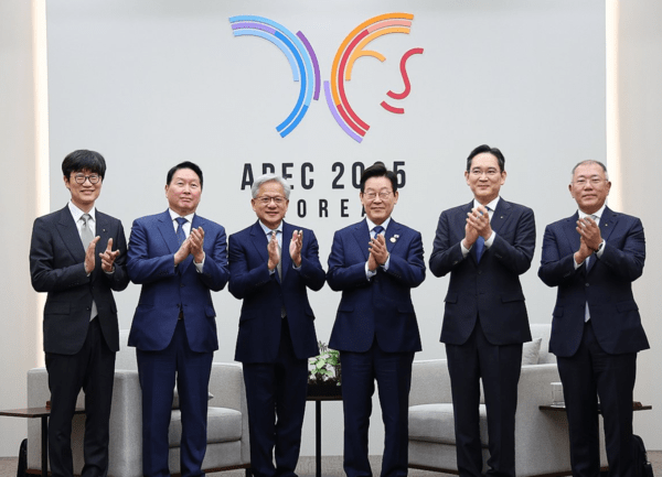 지난달 31일 이재명 대통령이 APEC 정상회의장에서 젠슨 황 엔비디아 최고경영자(CEO) 접견에 앞서 국내 기업 대표들과 함께 기념촬영을 하고 있다. (왼쪽부터) 이해진 네이버 이사회 의장, 최태원 SK그룹 회장, 젠슨 황, 이재명 대통령, 이재용 삼성전자 회장, 정의선 현대차그룹 회장. [출처=연합]