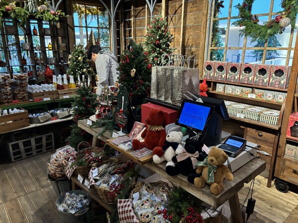 굿즈 숍 ‘해리의 선물상점’에서는 현대백화점 자체기획 ‘2025 크리스마스 에디션 PB 상품’ 60여 종이 판매된다. [출처=이재아 기자]