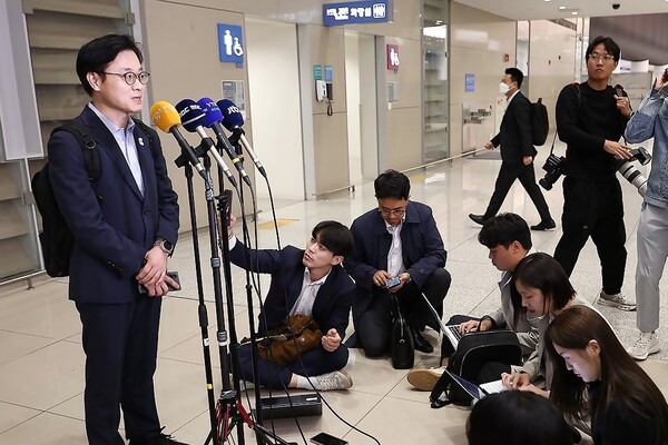 김정관 산업통상자원부 장관은 3일 서울 용산구 그랜드 하얏트 호텔에서 열린 '중견기업 CEO 강연회'에서 "미국에 진출하는 우리 기업들이 우선 활용할 수 있도록 혜택이 돌아가게 된다"고 말했다. 그는 "'현금 투자'로 돼 있는 2000억달러가 그냥 미국에 주는 돈이 아니다"라고 강조했다.[출처=연합]