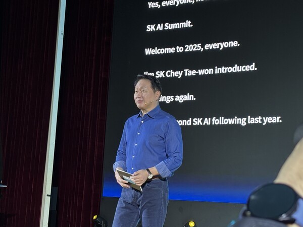 최태원 SK그룹 회장이 3일 서울 강남구 코엑스에서 열린 ‘SK AI Summit(서밋) 2025’에서 ‘AI Now & Next’를 주제로 기조연설을 하고 있다. [출처=EBN]