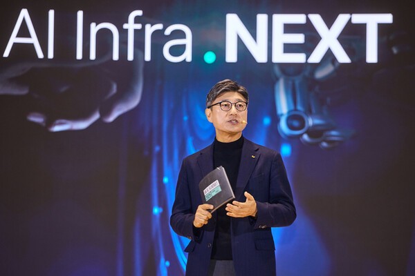 정재헌 SK텔레콤 최고경영자(CEO)가 3일 열린 ‘SK AI 서밋 2025’에서 키노트 연설을 하고 있다. [출처=SK텔레콤]