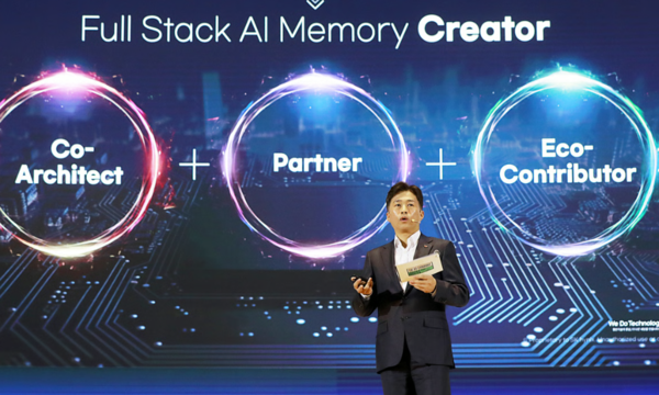 곽노정 SK하이닉스 사장이 'AI 시대, SK하이닉스가 그리는 새로운 비전과 기술'을 주제로 ‘SK AI 서밋 2025’에서 연설을 하고 있다. [사진 = SK하이닉스]