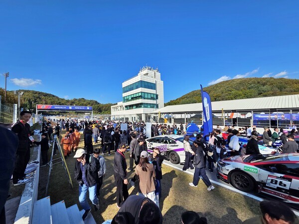 2일 용인 스피드웨이에서 열린 슈퍼레이스 최종전 그리드 워크에 관람객들이 인산인해를 이루고 있다.[사진=진명갑 기자]