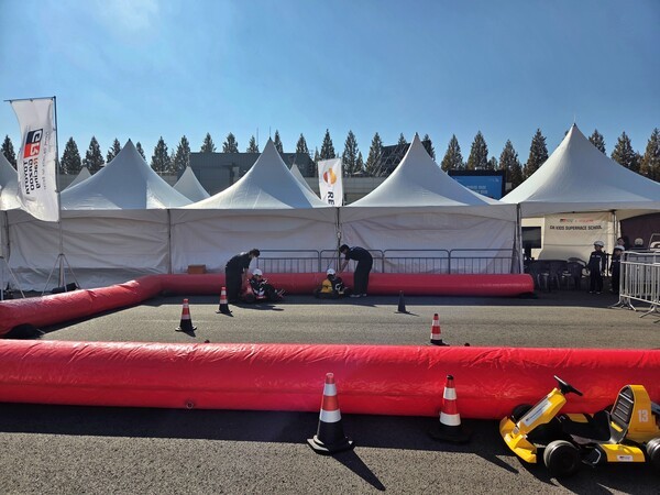 슈퍼레이스 최종전 팬존에 마련된 키즈 슈퍼레이스 스쿨에서 아이들이 전기 카트 체험을 하고 있다.[사진=진명갑 기자]