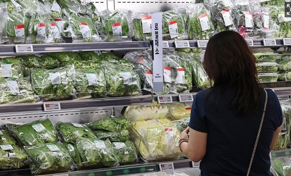 지난달 소비자물가 상승률이 2.4%를 기록하며 1년 3개월 만에 최고치를 나타냈다. [출처=연합]