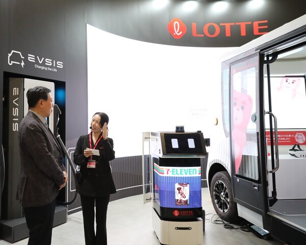 신동빈 롯데 회장은 3일 일본 도쿄에서 열리고 있는 ‘재팬모빌리티쇼 2025’를 방문해 2차전지 소재, 수소 사업, 자율 주행 등 그룹이 추진하고 있는 모빌리티 사업을 점검했다. 신 회장이 롯데관을 찾아 자율주행 기술에 관한 설명을 듣고 있다. [출처=롯데]