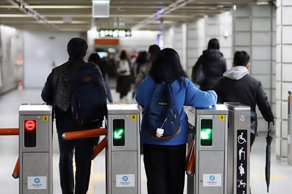 대표적인 교통복지 정책인 'K-패스' 이용자가 400만 명을 넘어섰다. 지난해 5월 출시된 이후 17개월 만에 달성한 성과다.[출처=연합]