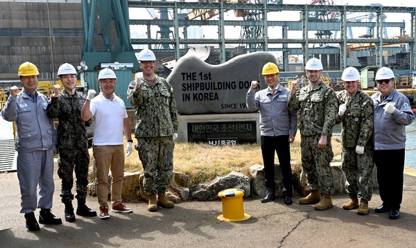 닐 코프로스키 주한미해군사령관(준장)이 지난 4월 HJ중공업 영도조선소를 방문했다. (왼쪽부터 네 번째 닐 코프로스키 주한미해군사령관과 다섯 번째 유상철 HJ중공업 대표이사). [출처=HJ중공업 ]