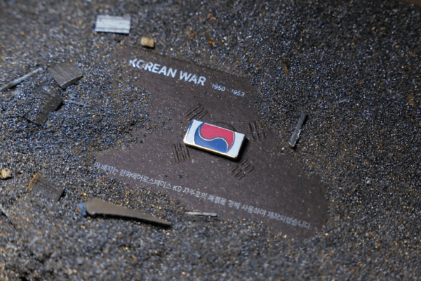 한화 방산3사가 국가보훈부, 국방부유해발굴감식단과 함께 K9 자주포 철로 만든 태극기 배지를 제작, 배포해 아직 유해를 발굴하지 못한 6.25 전사자들을 기리는 '121723 끝까지 찾아야 할 태극기' 호국보훈 캠페인을 진행했다. [출처=한화]