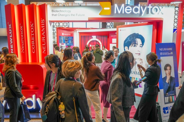 지난 2일 '2025 ICLAS 서울'에 참가한 의료 관계자들이 메디톡스 부스를 관람하고 있다. [출처=메디톡스]