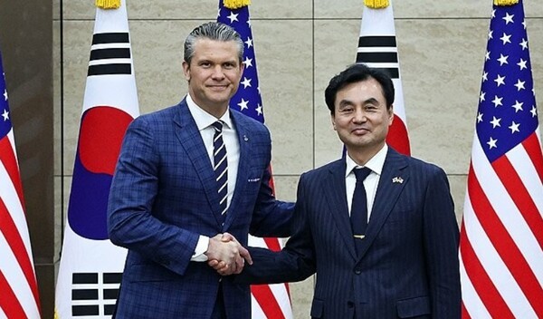 4일 서울 용산 국방부 청사에서 열린 제57차 한미안보협의회의(SCM) 확대회의에 참석한 안규백 국방부 장관(사진 왼쪽)이 피트 헤그세스 미국 국방부 장관(사진 오른쪽)과 악수하고 있다. [출처=연합]