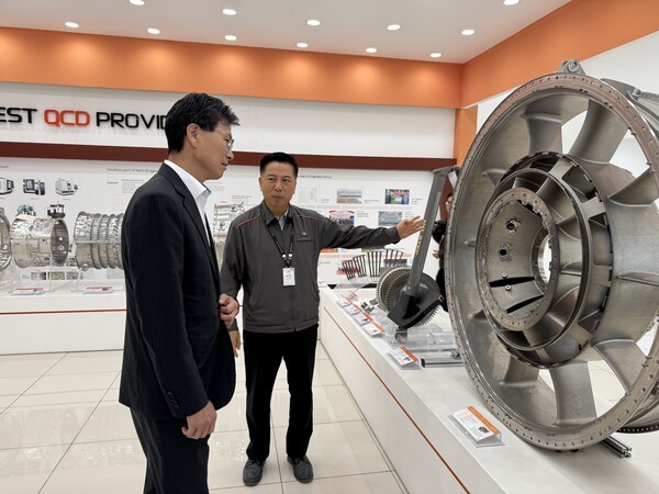 NH농협은행 강태영 은행장(왼쪽)이 한화에어로엔진 공장에서 부품에 대한 설명을 듣고 있다. [출처=NH농협은행]