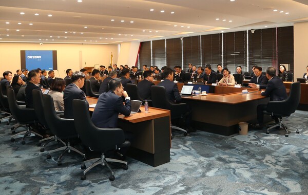 NH투자증권은 4일 오전 전체 임원회의를 개최했다. 임원 50여명은 이번 사건에 대해 심각성을 공유하고 임직원 윤리의식 제고 및 준법경영 강화 등 윤리경영 내재화를 다짐했다. [출처=NH투자증권]