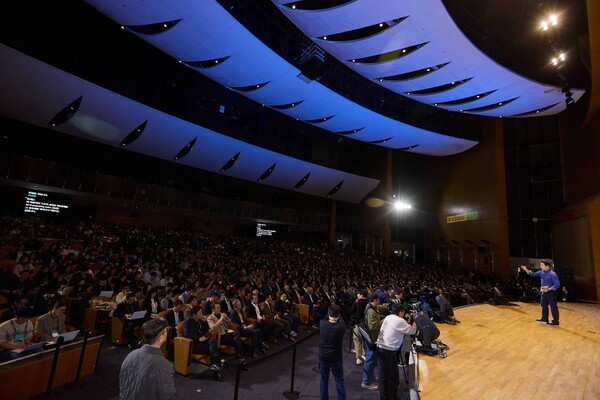 3일 서울 강남구 코엑스에서 열린 ‘SK AI Summit(서밋) 2025’에서 청중들이 최태원 회장의 ‘AI Now & Next’를 주제로한 기조연설을 듣고 있다. [출처=SK]