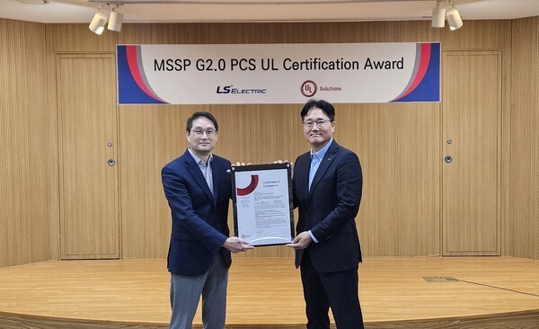 서장철 LS일렉트릭 전력연구개발본부장 겸 최고기술책임자(CTO)(오른쪽), 웨슬리 궉(Wesley Kwok) UL 솔루션즈(UL Solutions) 신재생에너지 및 산업 자동화(EIA ; Energy & Industrial Automation) 총괄 부사장(VP& GM)(왼쪽)이 수여식에서 기념촬영을 하고 있다. [출처=LS일렉트릭]