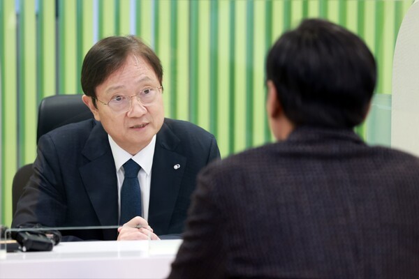 이찬진 금융감독원장이 5일 여의도 금융감독원 본원 1층 금융민원센터에서 열린 ‘경영진 민원상담 Day’에 참여해 금융소비자와 만나 민원을 청취하고 있다. [출처=금융감독원]