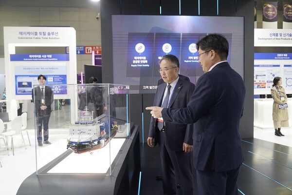 송종민 대한전선 부회장이 전시장을 둘러보고 있다. [출처=대한전선 ]