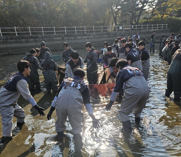 LIG넥스원 임직원들이 생태계 교란 유해 외래어종 퇴치를 위해 봉사활동을 진행하고있다.[출처=LIG넥스원]