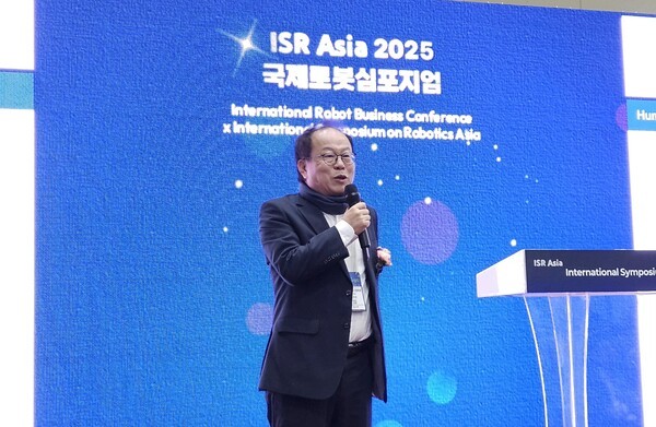 오준호 삼성전자 미래로봇추진단 단장이 5일 킨텍스에서 열린 '국제로봇비즈니스컨퍼런스'에서 발표하고 있다. [출처=진운용 기자]