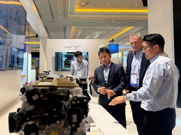 이수일 한국앤컴퍼니그룹 부회장(한온시스템 대표이사)가 AAPEX 전시장을 둘러보고 있다 [출처=한국앤컴퍼니그룹]