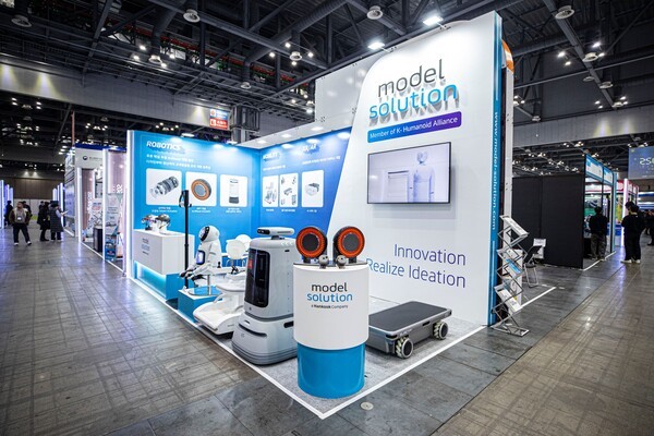 모델솔루션이 일산 킨텍스에서 열리는 ‘2025 로보월드’에 마련한 전시 부스 전경 [출처=한국앤컴퍼니그룹]