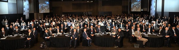 5일 서울 중구 서울신라호텔에서 열린 ‘2025 서울미래컨퍼런스’ 개회식에서 김상열(앞줄 가운데 테이블 왼쪽 세 번째) 서울신문 회장과 오세훈(두 번째) 서울시장을 비롯한 내빈과 연사들이 기념사진을 찍고 있다. 앞줄 왼쪽 첫 번째 테이블 왼쪽부터 양종희 KB금융지주 회장, 함영주 하나금융그룹 회장, 디라지 무케르지 샤잠 공동창업자, 유경선 유진그룹 회장, 조억헌 서울신문 부회장, 박상진 한국산업은행 회장, 윤홍근 제너시스BBQ그룹 회장, 조민제 국민일보 회장, 김홍국 하림그룹 회장, 오 시장, 김 회장, 강기정 광주광역시장, 서정진 셀트리온 회장, 이찬우 NH농협금융지주 회장, 옌스 오르펠트 RWE 아·태 대표, 임종룡 우리금융지주 회장, 진옥동 신한금융그룹 회장, 김성태 IBK 기업은행장, 김태균 서울신문 콘텐츠본부장. [출처= 서울신문]