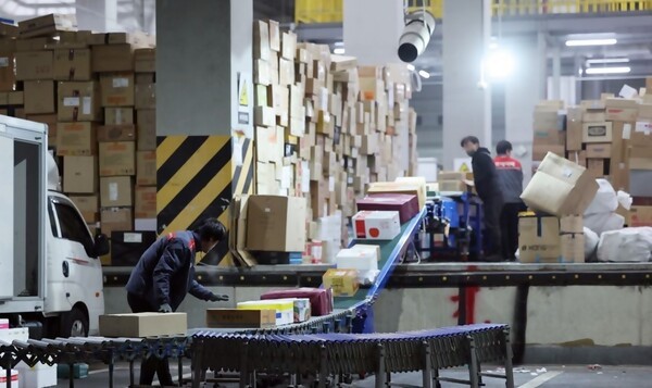 국가인권위원회가 택배 야간노동 제한에 관한 기존 권고를 재검토할 가능성을 시사했다. 인권위 국정감사에서 안창호 인권위원장은 관련 사안에 대해 "사정 변화를 종합적으로 검토해 결정하겠다"고 밝혔다. [출처=연합]