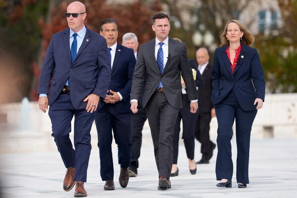 애리조나주 검찰총장 크리스 메이스(오른쪽), 오리건주 검찰총장 댄 레이필드(가운데), 캘리포니아주 검찰총장 롭 본타(왼쪽)가 11월 5일 미국 워싱턴 D.C. 대법원을 떠나고 있다.[출처=연합뉴스]