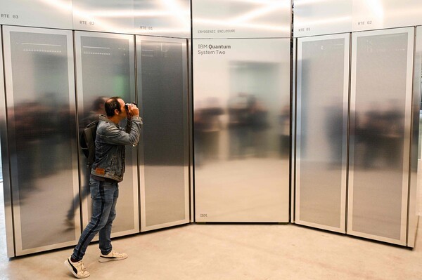 지난 10월14일 스페인 바스크 도시 산 세바스찬에 있는 바스크 과학 재단 이케르바스케아 본부의 IBM-에우스카디 양자 계산 센터에서 IBM 양자 시스템 2 양자 컴퓨터가 촬영되고 있다. [출처=연합뉴스]