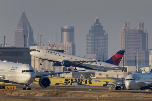 미국 연방항공청(FAA)이 정부 셧다운 장기화로 인해 전국 40개 공항의 항공 운항량을 10% 감축하기로 했다. [출처=연합뉴스]