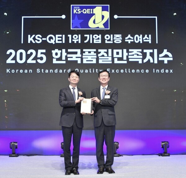 한국품질만족지수 1위 기업 인증식에서 조도현 GS칼텍스 상무(왼쪽)와 문동민 한국표준협회 회장이 기념패를 들고 있는 장면 [출처=GS칼텍스]