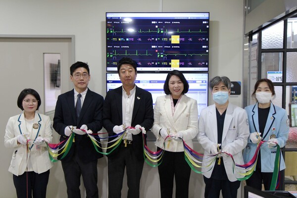 대웅제약, 씨어스테크놀로지 임직원이 씽크가 설치된 병동에서 기념사진을 찍고 있다. [출처=대웅제약]