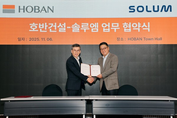 호반건설과 솔루엠은 6일 서울 서초구 호반파크 사옥에서 ‘차세대 스마트건설 인프라 구축을 위한 업무협약(MOU)’을 체결했다.(왼쪽부터) 문갑 호반건설 경영부문대표, 유동균 솔루엠 부사장.[출처=호반건설]